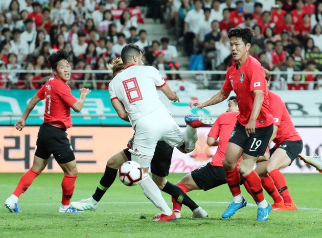 11일 오후 서울 마포구 상암동 서울월드컵경기장에서 열린 축구 국가대표팀 평가전 대한민국과 이란의 경기에서 김영권이 자책골을 넣고 있다.