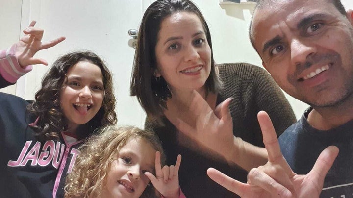 Isabella (à esquerda), que completa 10 anos no mesmo dia em que <i>Laços</i> estreia, com a irmã mais nova e os pais.