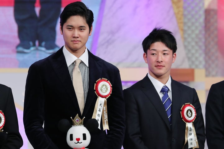 日ハムのドラフト1位の2人は、今年のはじめに顔を合わせ並んでいた。「テレビ朝日ビッグスポーツ賞」の表彰式に出席した米大リーグ・エンゼルスの大谷翔平選手（左）と吉田輝星投手（当時、秋田・金足農高）＝2019年1月11日、東京都港区