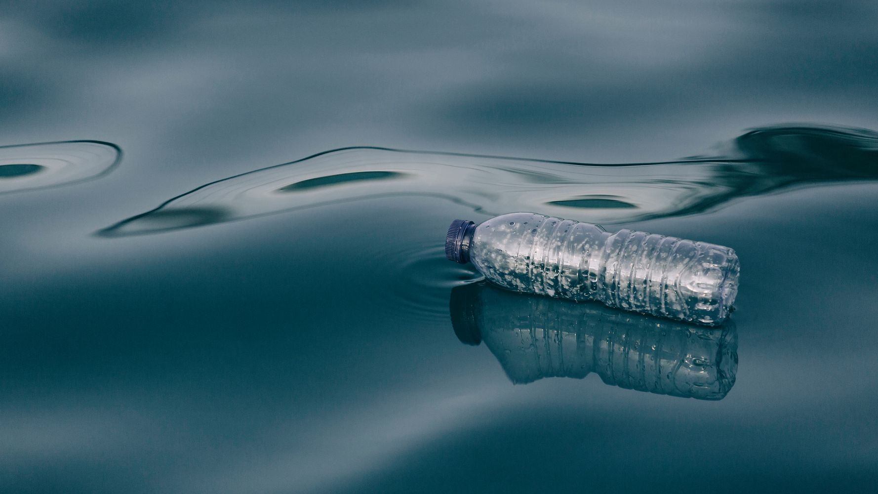 Бутылка наполненная водой тонет в воде. Пластиковая бутылка для воды. Разлитая вода. Плавающая бутылка. Бутылка плавает в воде.