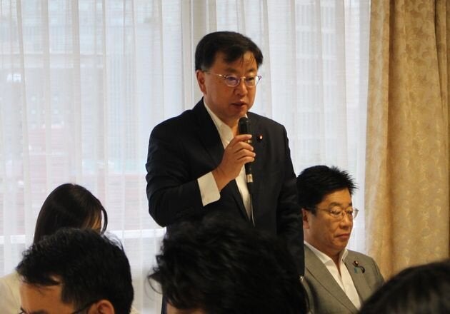 男性の育休「義務化」を目指す議員連盟の設立総会で決意を語る松野博一元文科相