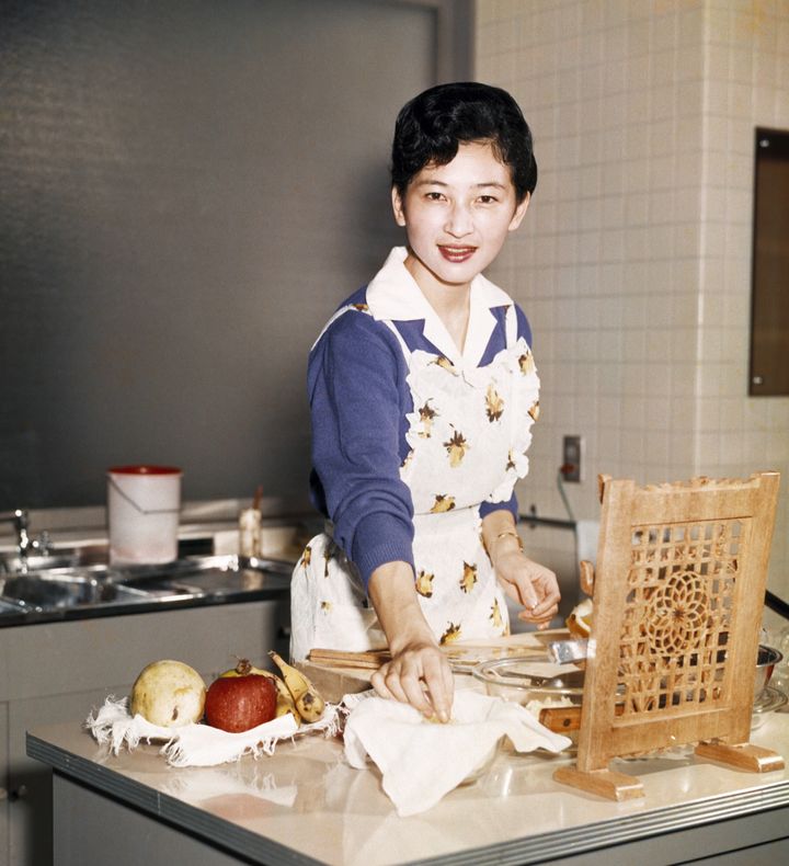 皇太子妃時代、キッチンに立たれる美智子さま。お子さま方の弁当など、手料理を作られた＝1961年10月、東京都港区の東宮御所
