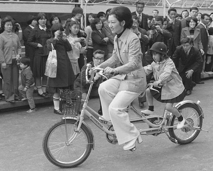 学習院幼稚園の卒業遠足で「こどもの国」を訪れ、紀宮さま（黒田清子さん）と２人乗り自転車に乗られる皇后さま＝1976年3月、横浜市青葉区