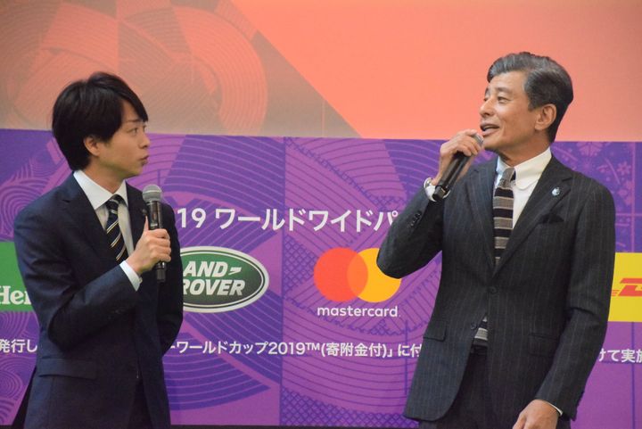 櫻井翔さん（左）と舘ひろしさん（右）