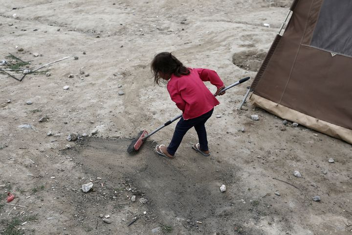 ΦΩΤΟ ΑΡΧΕΙΟΥ: Ένα κοριτσάκι σκουπίζει στην Ειδομένη, Μάιος 19, 2016