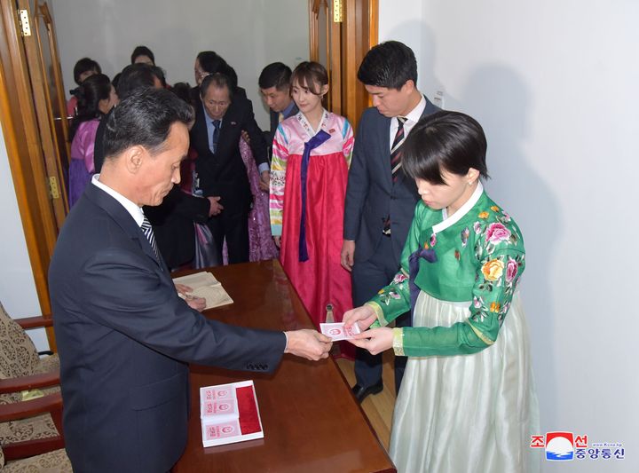 Φεβρουάριος 2019. Οι ψηφοφόροι παραλαμβάνουν ...ευλαβικά, το μοναδικό ψηφοδέλτιο στις βουλευτικές εκλογές της Βόρειας Κορέας.