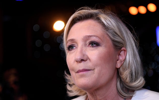 Marine Le Pen sera jugée pour avoir diffusé des photos d'exactions de Daech 5d00e7ec2400008c1785ace1