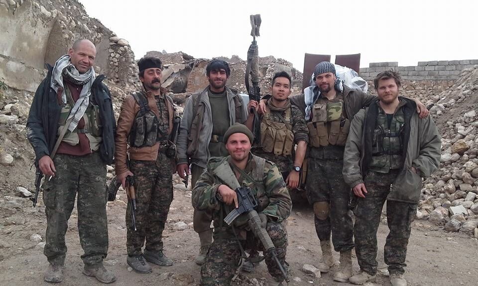 Matthews (left) in Shengal, Iraq. Kosta Scurfield, kneeling, was the first Brit to be killed in action against Isis.