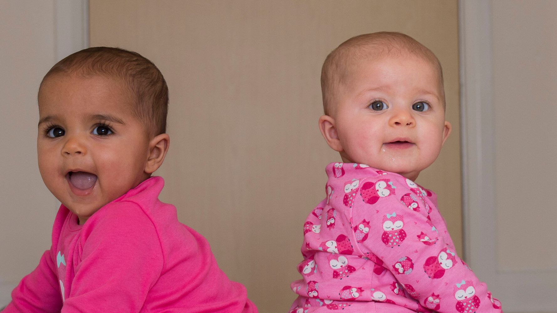 Twins born. Необычные Близнецы. Близнецы с разным цветом кожи фото. Родились 4 девочки. Подписи для Близнецы.