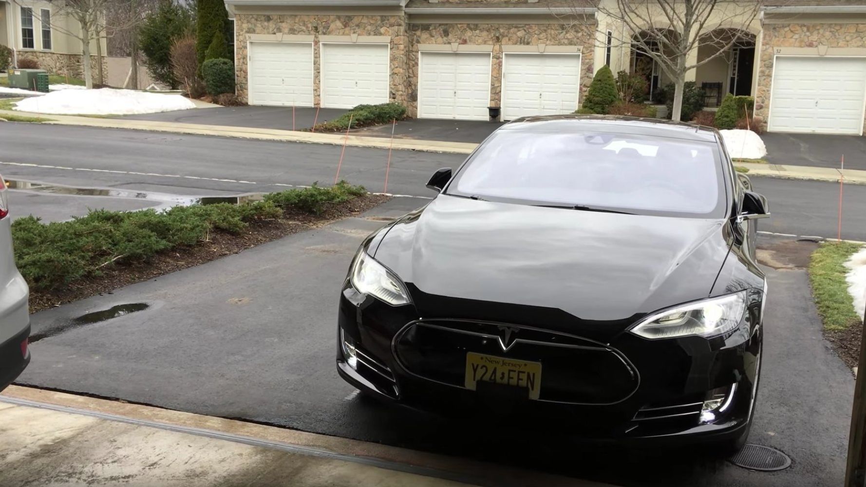 man-summons-tesla-using-his-apple-watch-huffpost-uk-tech