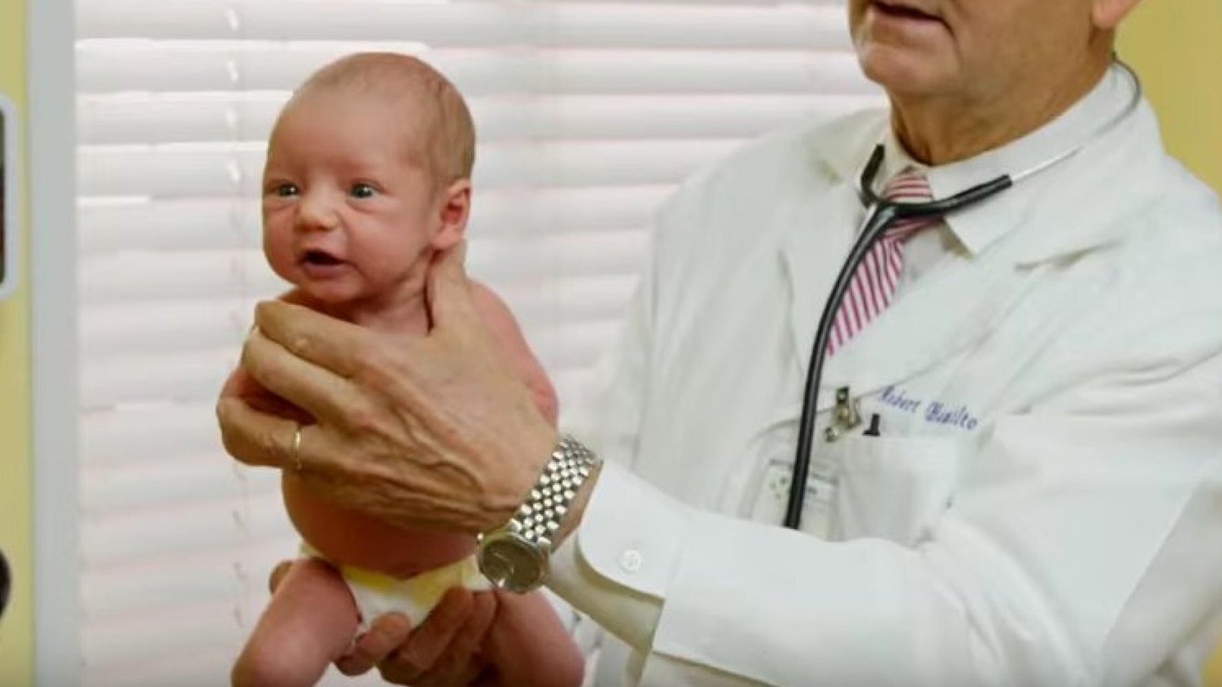 paediatrician-demonstrates-how-to-calm-crying-baby-in-seconds-with