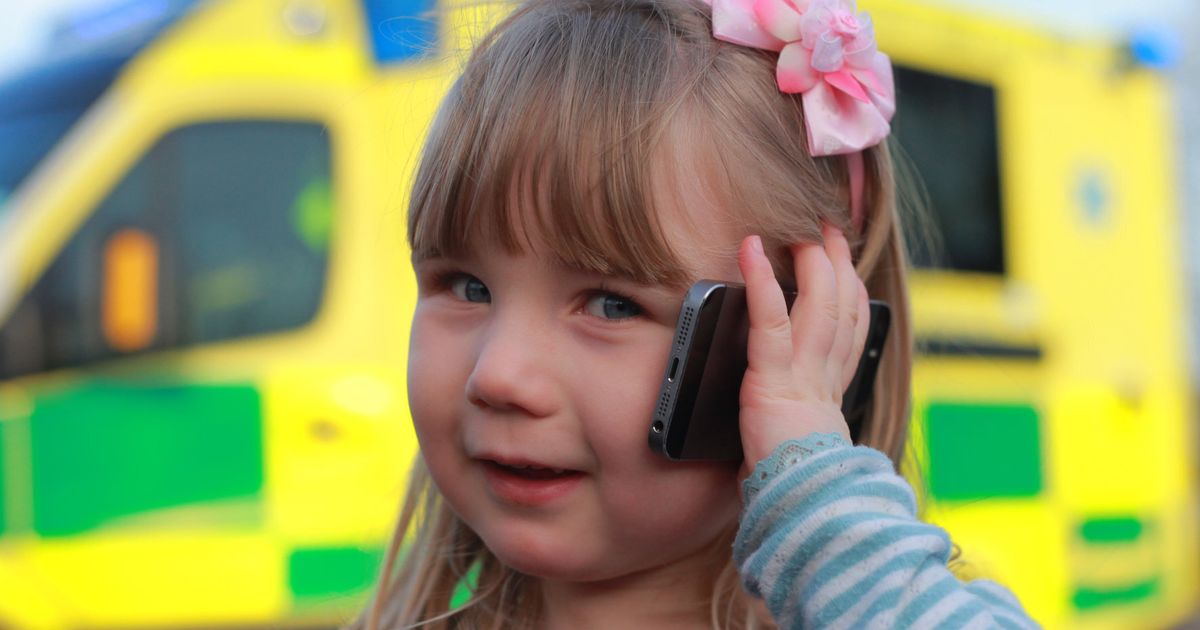 Three Year Old Girl Receives Bravery Award After Saving Pregnant Mums Life With 999 Call 