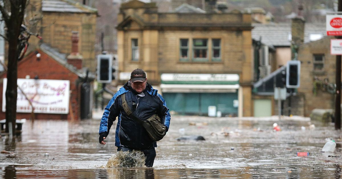 Boxing Day Floods Cause Hundreds To Be Evacuated As Cameron Calls 2372