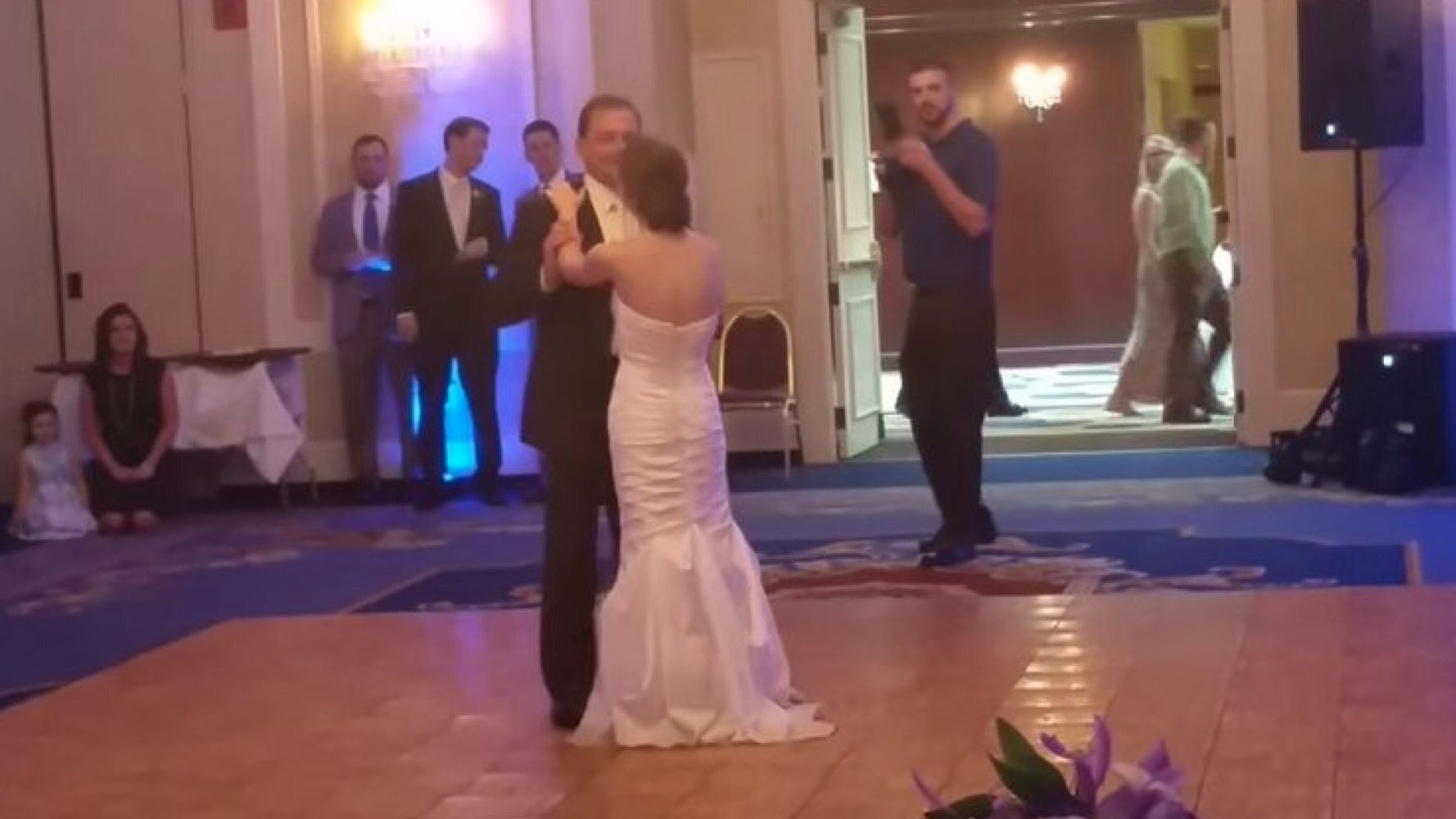 Father Surprises Bride With Unconventional Wedding Dance (And It's(01)