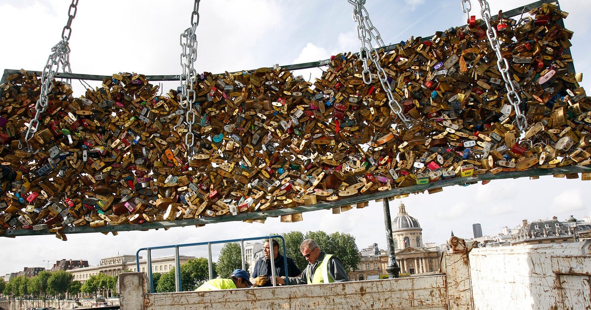 Paris 'love locks' removed from bridges - BBC News