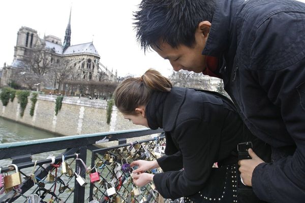 Aesthetics-minded Americans decry Paris love locks