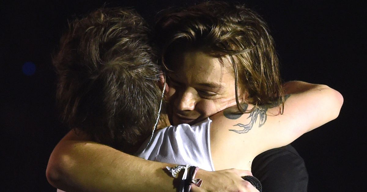 One Direction S Harry Styles And Louis Tomlinson Play Down Feud Rumours At Final Gig Before