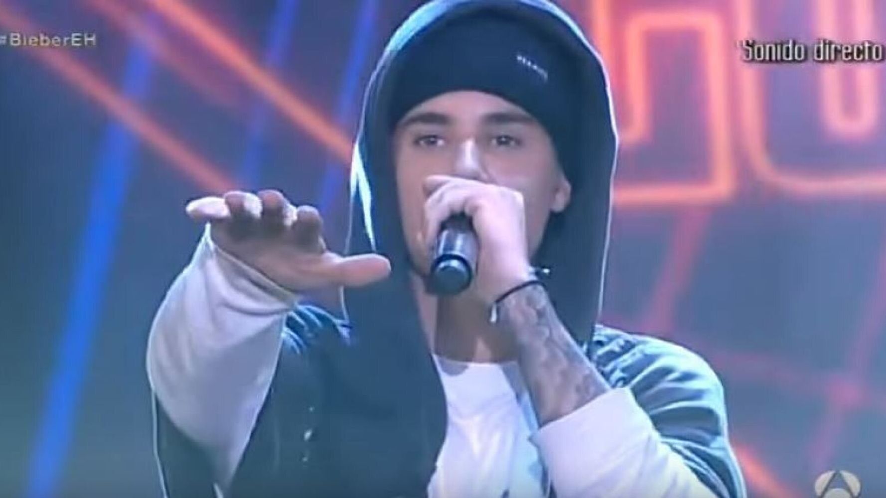 Justin Bieber Tells Fans Off During What Do You Mean Performance