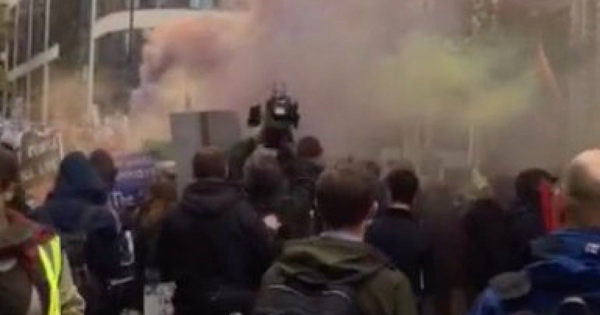 Student Protest London Police Kettle Protesters After Home Office Hit