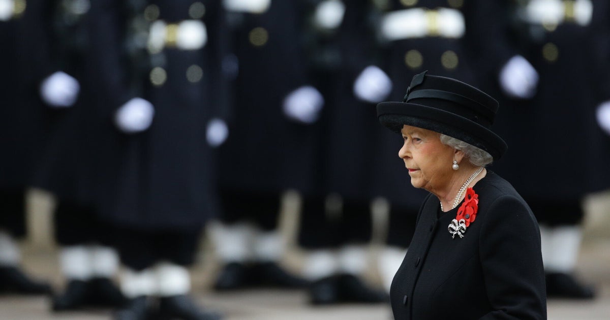 Remembrance Sunday 2015: Queen Leads Silent Tribute To War Dead At ...