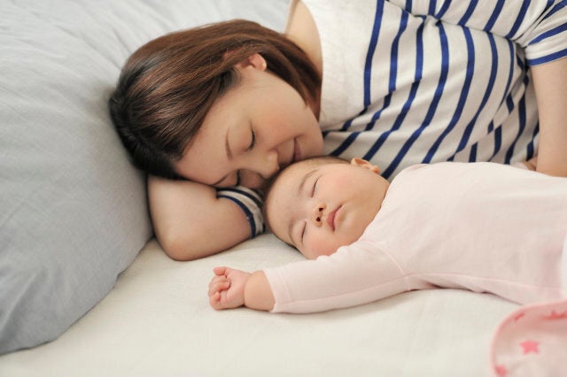 Baby girl sleeping with mater (3-6 months)