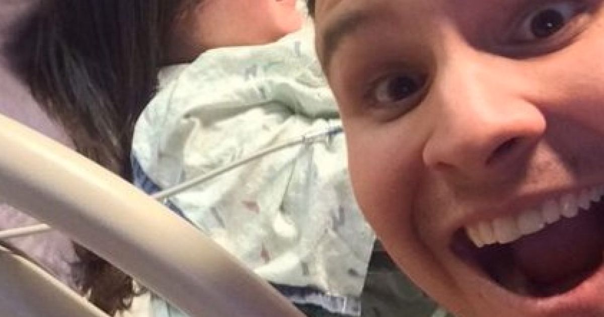 Brave Man Took Selfie While His Wife Was Giving Birth In Background