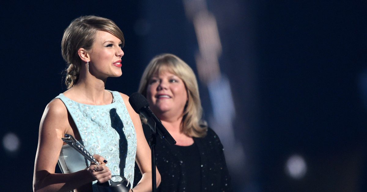 Taylor Swift S Mum Andrea Gives Emotional Speech At American Country Music Awards Video