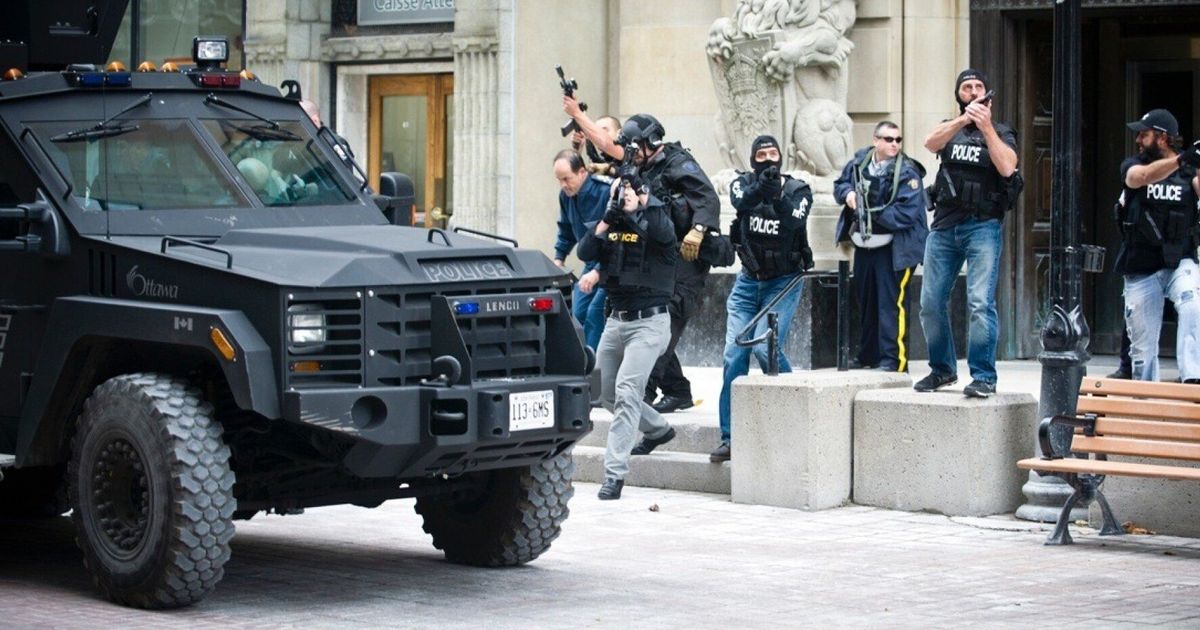 Ottawa Shooting Dramatic Pictures Show Canadas Capital Thrown Into 8195