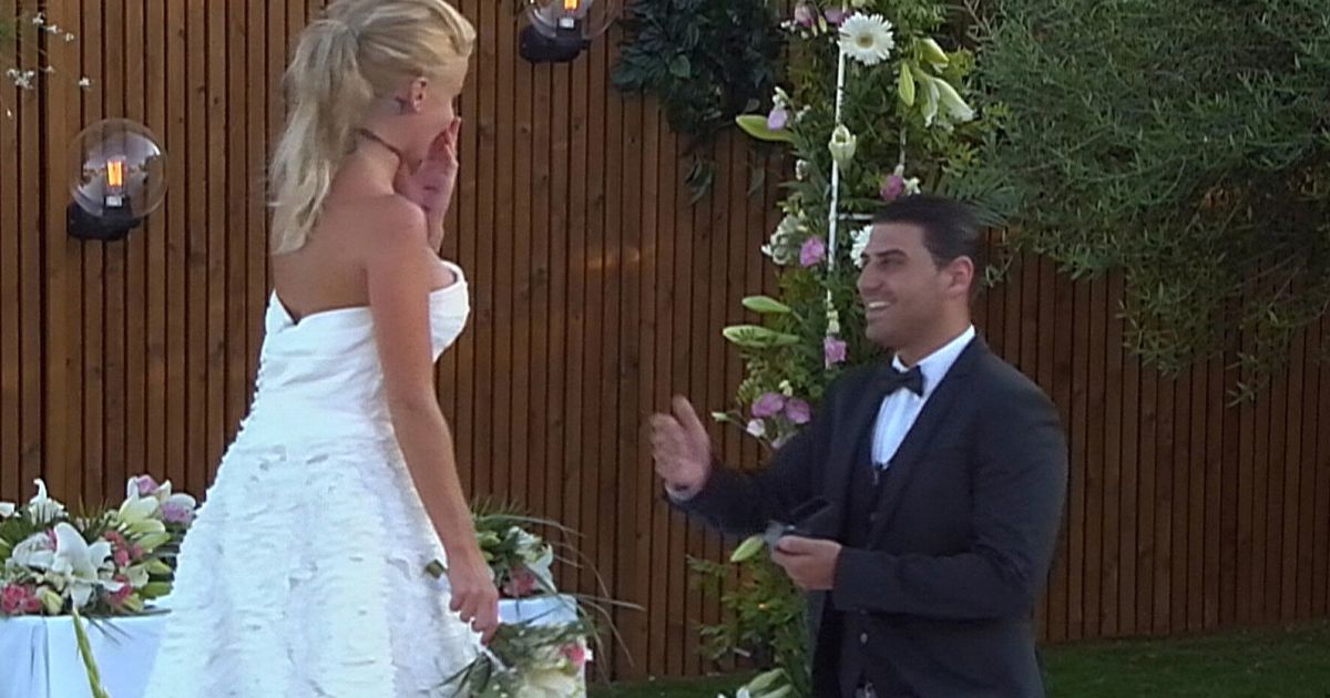 Love Island 2015 Final Jonathan Clark Proposes To Hannah