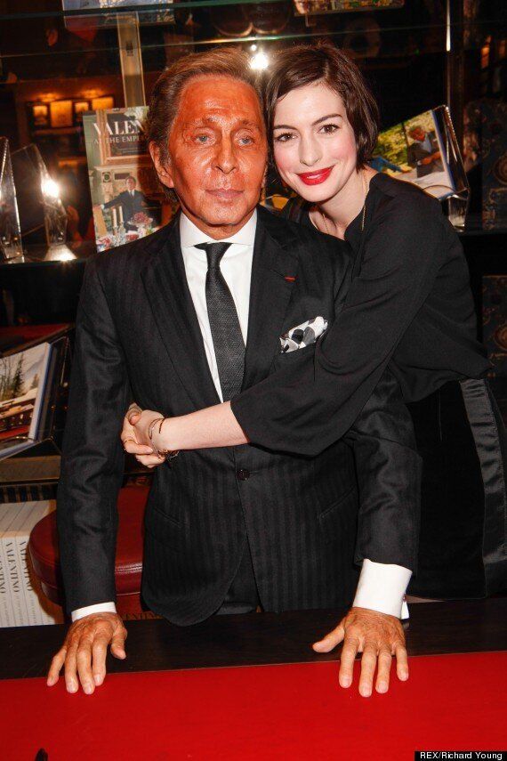 øve sig absolutte Vært for Valentino's Tan Disaster: Fashion Designer Overdoes It Before Posing With  Anne Hathaway (PICS) | HuffPost UK Entertainment