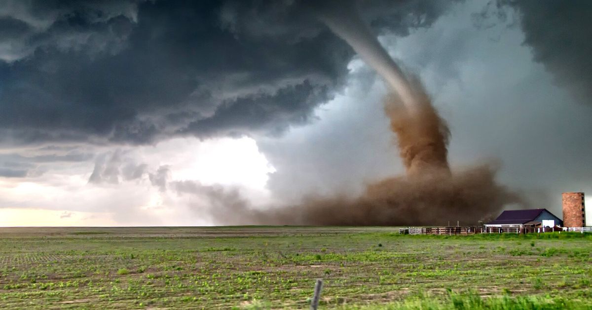 Storm Chasing Photographer Witnesses 14 Spectacular Twisters In One ...