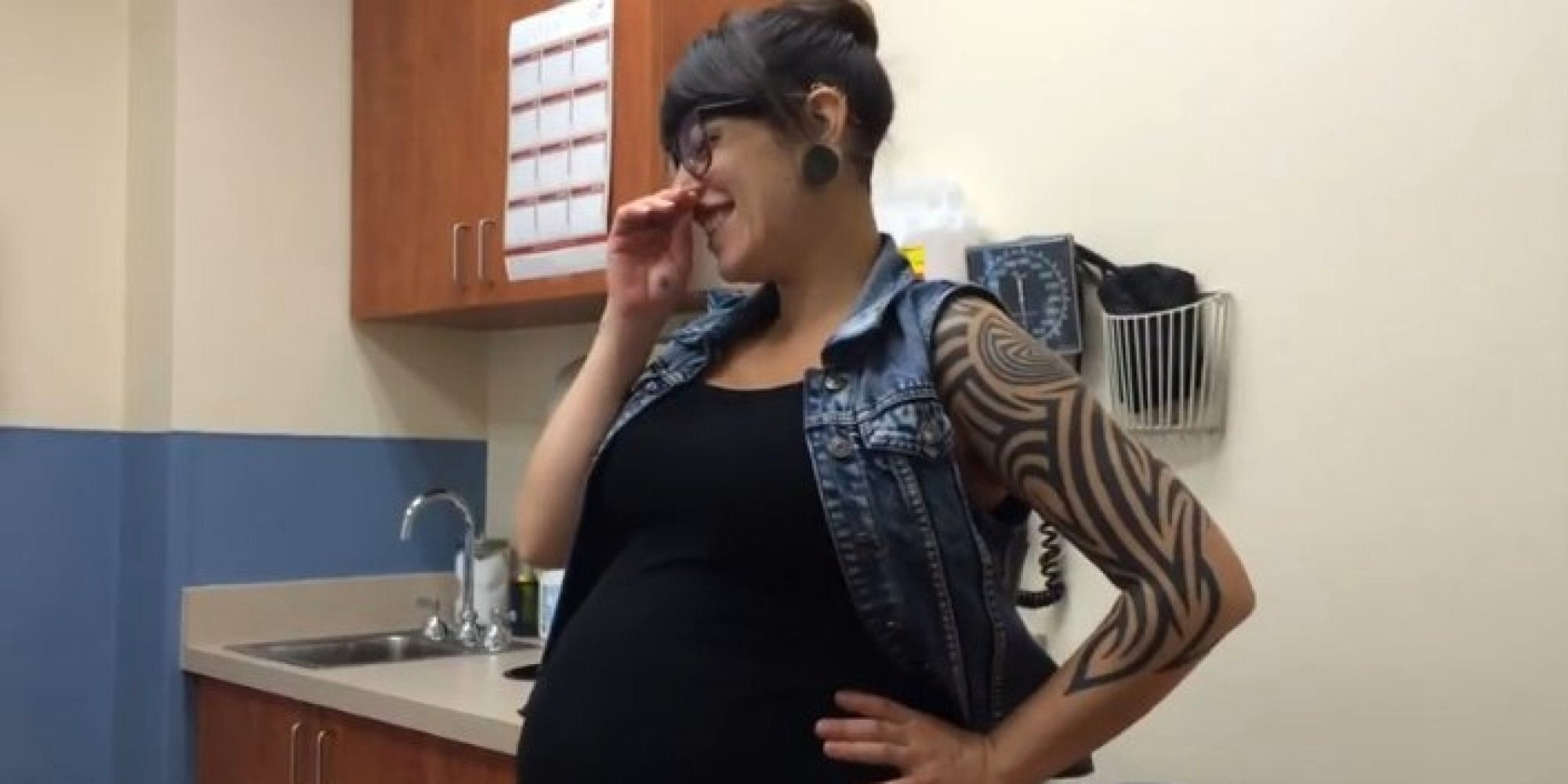 Pregnant Woman's Belly Shrinks When She Laughs (And Then She Can't Stop