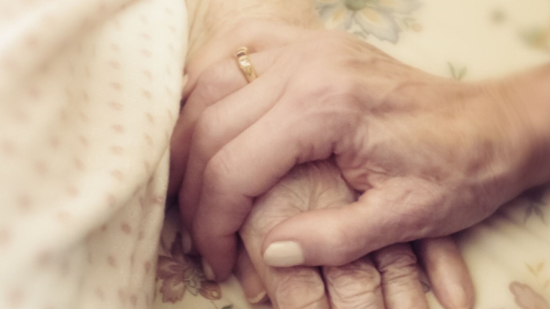 Most Common Last Words From People Dying Are About Love And Family Survey Finds Huffpost Uk Life