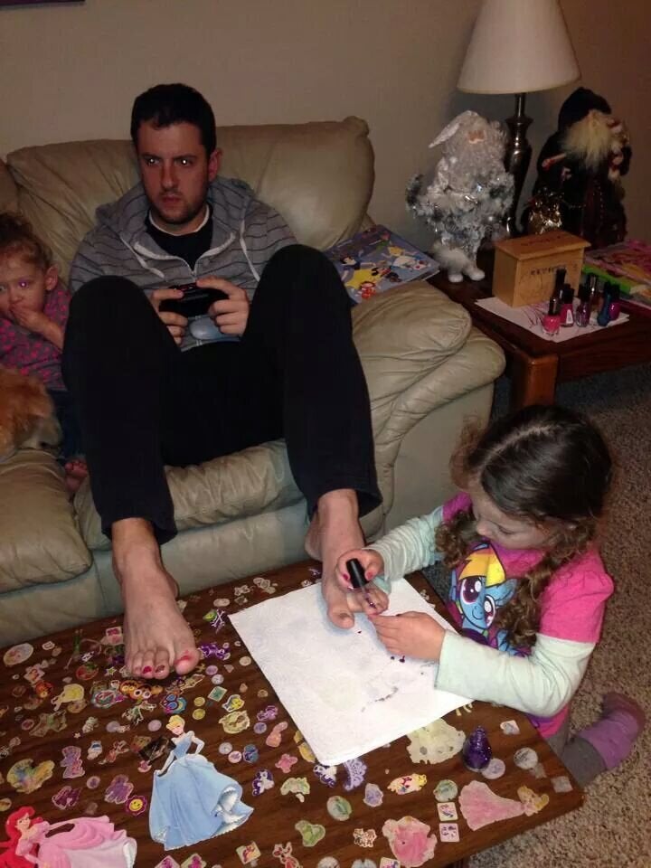 Just Being A Dad': Father Plays Video Games While His Daughter Paints His Toenails | HuffPost UK Parents Just Being A Dad': Father Plays Video Games While His Daughter Paints His Toenails | HuffPost UK Parents
