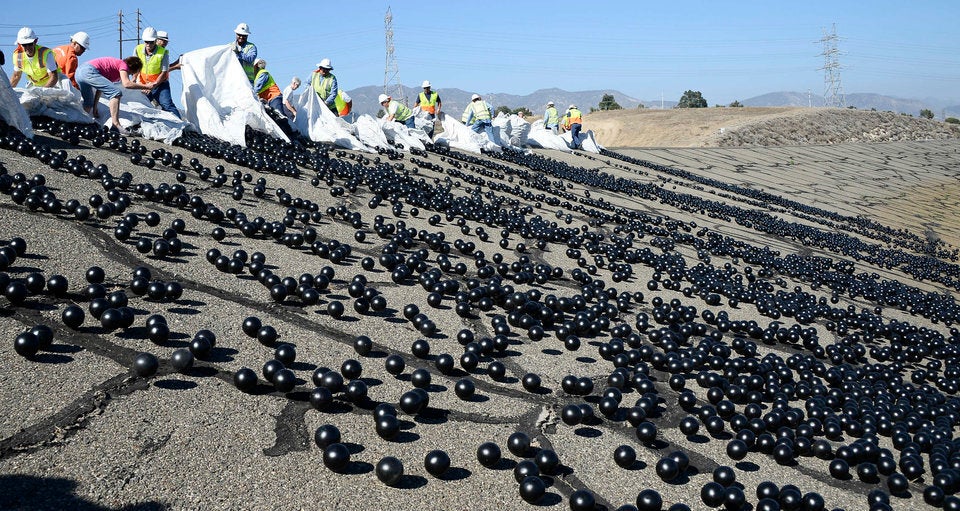 96 Million Shade Balls To Help Protect Los Angeles Water As Drought Continues Huffpost Uk Tech 1073