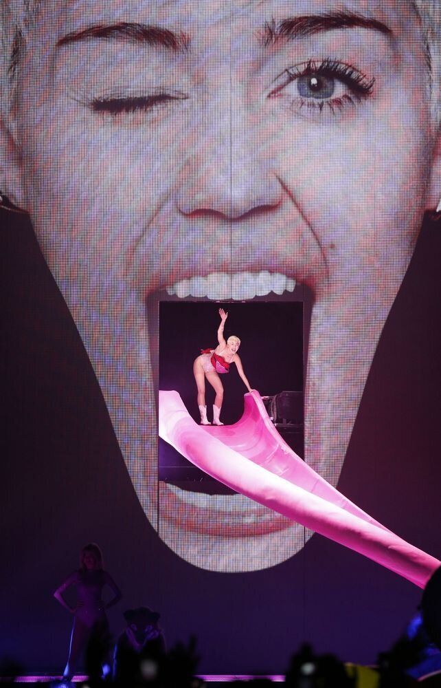 Miley Cyrus Performs 'Bangerz' Tour In London