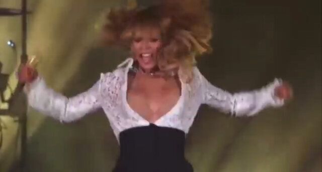 Beyonce Suffers Wardrobe Malfunctions Too Huffpost Uk Style 