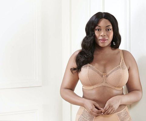 Liris Crosse Model Hailed As Naomi Campbell Of Plus Size Scores