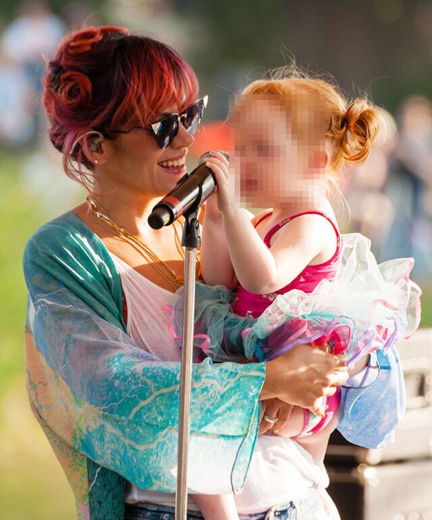 Lily Allen Performs On Stage With Daughter Ethel At Latitude Huffpost Uk