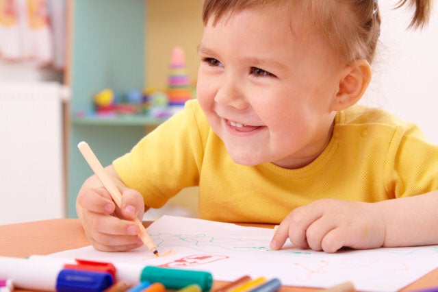 cute little girl draw with felt ...