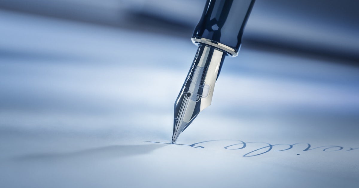 листок бумаги с ручкой и ключами