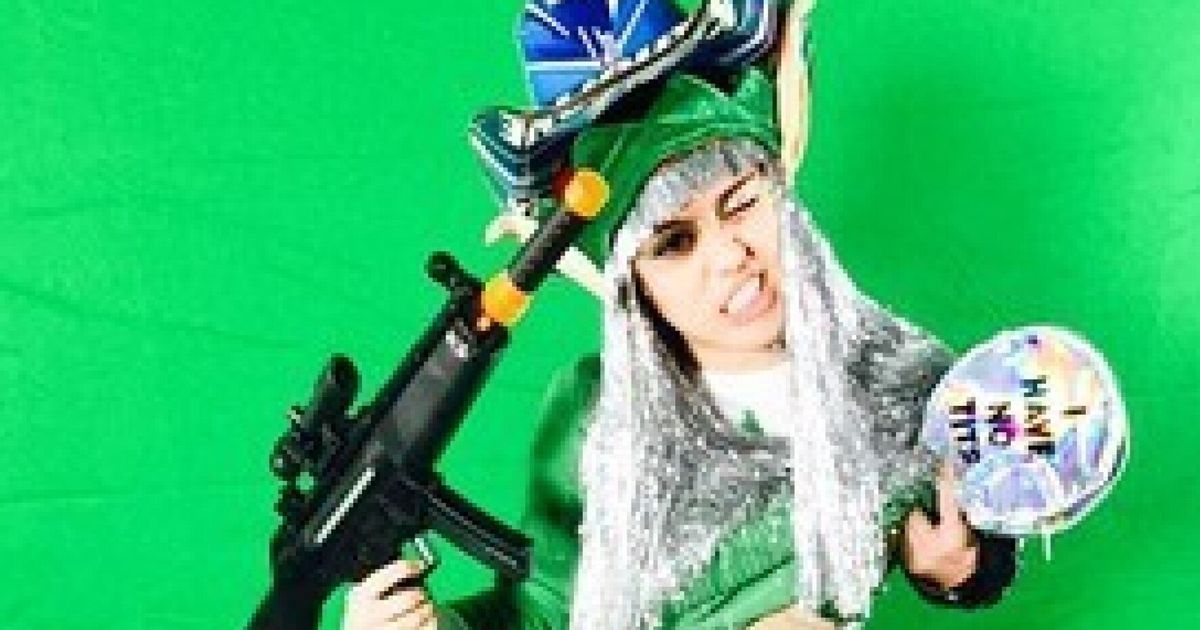 Miley Cyrus Gets Into The Christmas Spirit By Dressing Up As An Elf Pointing A Gun At Her Head 3228