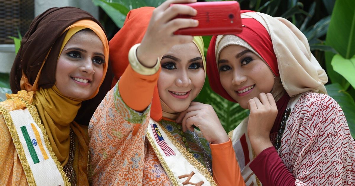 Indonesian Women Fight Back At Felix Siauws Islamic Selfie Ban With 