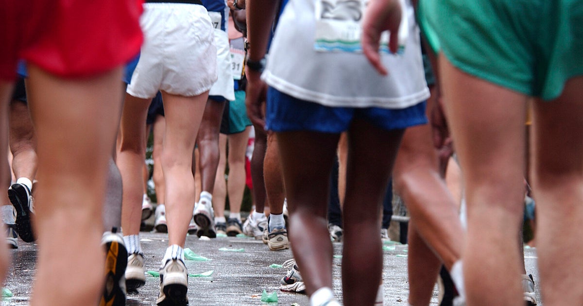 Вспотевший парень. Run during the break. Люди на забеге шапка листа фото. Человек отдыхает после пробежки. Run during the break.