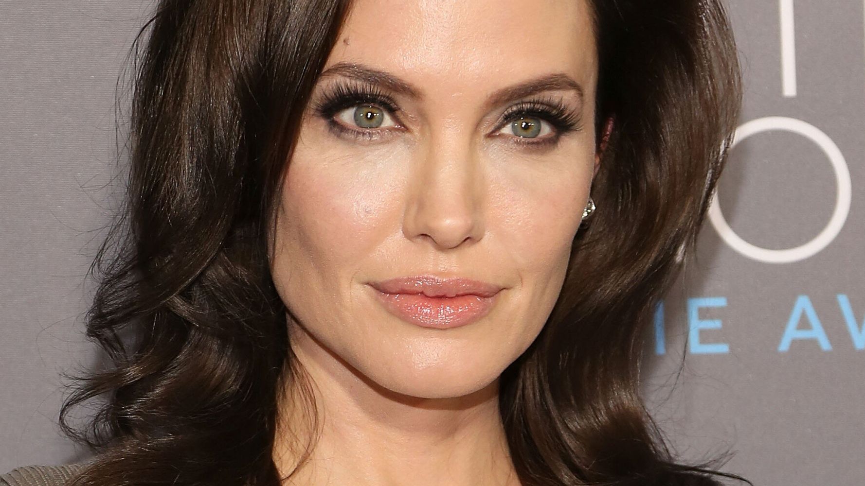 Angelina Jolie Pitt Cancer Surgery Why Did She Decide To Have Her Ovaries And Fallopian Tubes