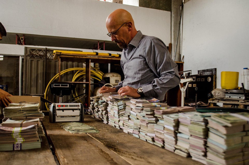 Walter Blanco (Diego Trujillo) counts his money.