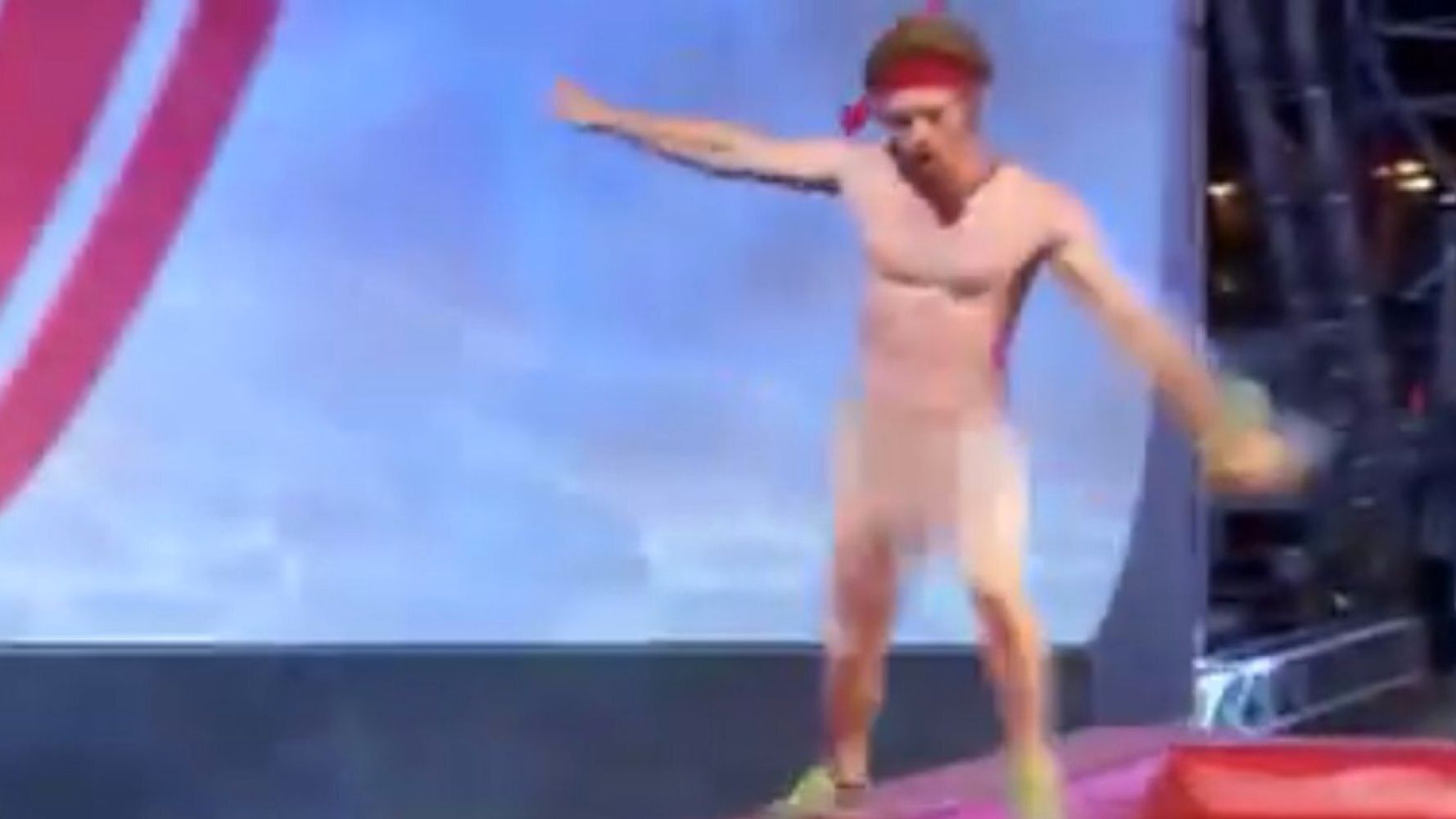 Naked Guy Streaks On Live TV In Totally Awesome Fashion (VIDEO) | HuffPost  UK Comedy