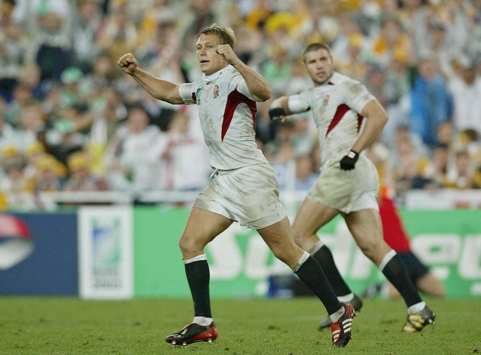 English fly-half Jonny Wilkinson (C) cel