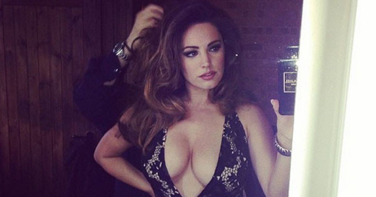 Kelly Brook Gets Boob-Tastic On Instagram, Posts A String Of Cleavage- Busting Photos (PICS)