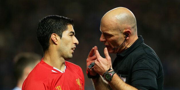 LONDON, ENGLAND - DECEMBER 29: Referee Howard Webb speaks with Luis Suarez of Liverpool during the Barclays Premier League match between Chelsea and Liverpool at Stamford Bridge on December 29, 2013 in London, England. (Photo by Clive Rose/Getty Images)